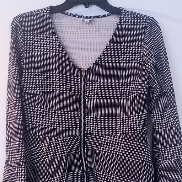 Cute blazer with bell bottom sleeves zipper in the front, Size L - Picture 2 of 2